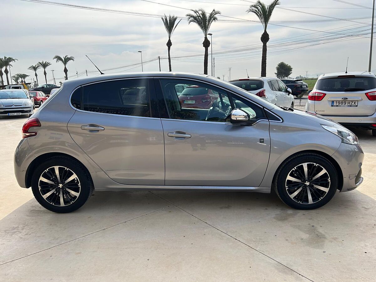 PEUGEOT 208 TECH 1.2 PURETECH AUTO SPANISH LHD IN SPAIN 11000 MILES SUPER 2019